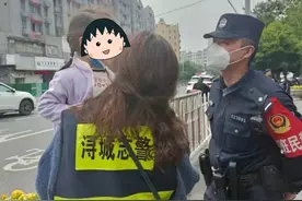 出门游玩找不到妈妈，小女孩哭泣不止，幸好碰到浔阳民警图片