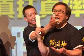 成龙庆69岁生日，被元彪往脸上扔蛋糕笑开怀，于荣光帮擦拭很贴心图片