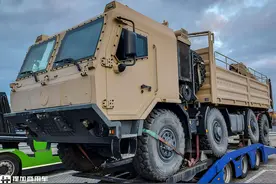 8X8驱动，随车吊集成在货箱尾部，这台太脱拉T815军卡太有看点了图片