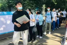 老师们拼了，男女教师集体穿“旗袍”为考生加油，连校长也在其中图片