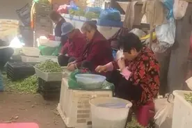 再现“口水豆”？网友反映昆明一菜场多名妇女用嘴剥毛豆，当地街道办：立刻调查处理图片