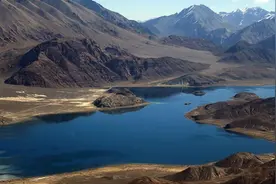 神奇的班公湖：在中国的一侧水草丰茂，在印度的另一侧却寸草不生图片