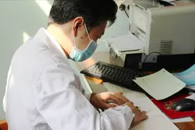 犯了嘴瘾？60岁男医师吸吮后续：吊销执照、停发养老金、行政拘留图片
