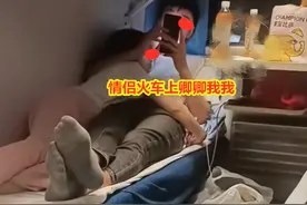 情侣坐火车情难自禁，挤一个卧铺紧紧相拥，女生看着男生一脸柔情图片