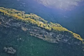 重庆500米悬崖绝壁，发现一户孤零零的人家，不通公路，与世隔绝图片