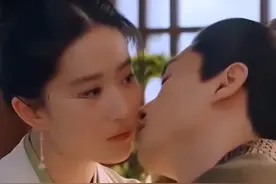 陈晓：刚进组就和刘亦菲亲了一天，怪不好意思的！戏里恩爱戏外杠图片