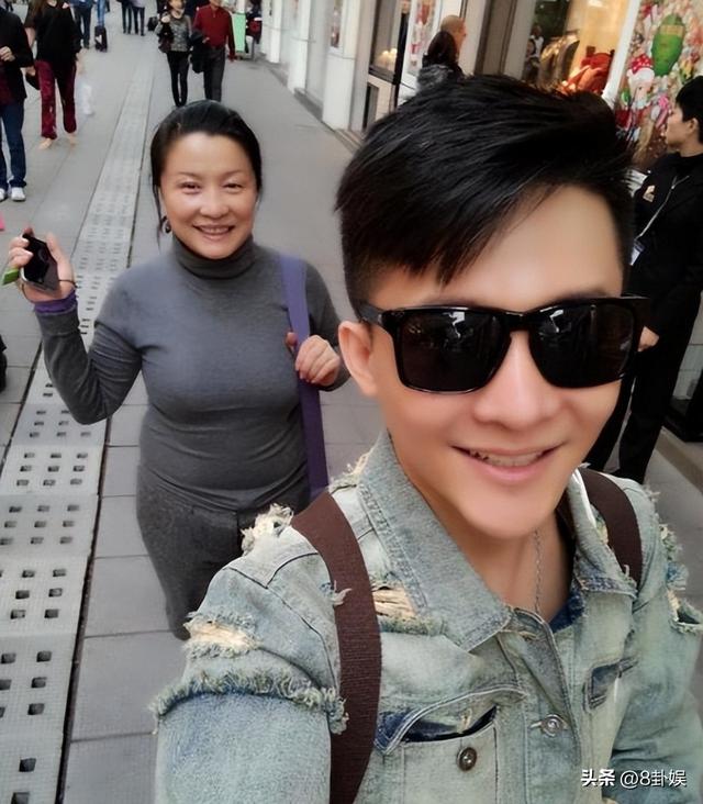 边侧：央视最帅主持，与母亲通话后却从8楼一跃而下，年仅32岁！