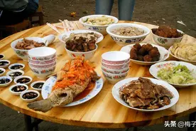 东北的乡村大席爆红网络，包工带料300块钱二十道菜，你觉得值吗图片