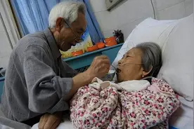 97岁的母亲患老年痴呆，五个子女熬走俩，这种长寿简直是灾难图片