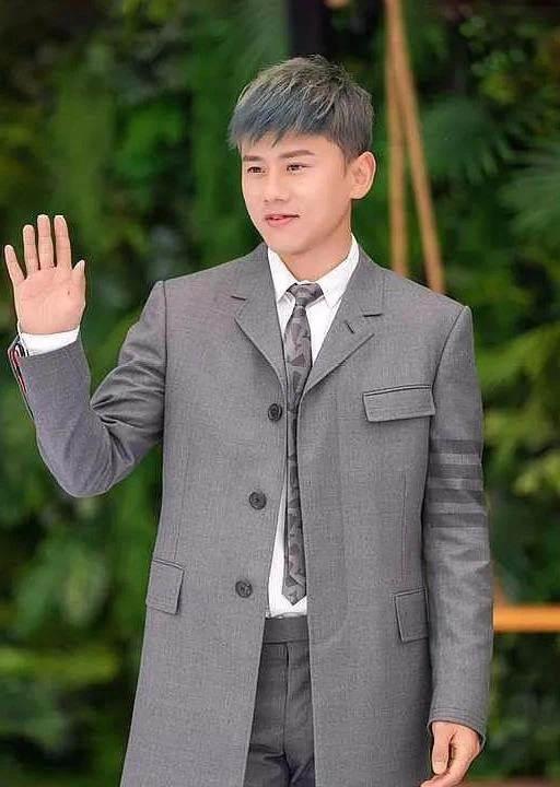 中年男星土味大赏:谢霆锋爱皮衣,张杰戴大金链,周杰伦痴迷粉色