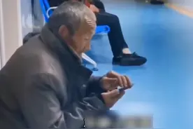 热搜上的“大一新生入学一幕”，揭开无数穷困家庭的心酸图片