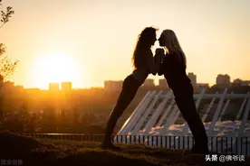异性交往：女人做这三个性感动作，就是暗示你大胆出击图片