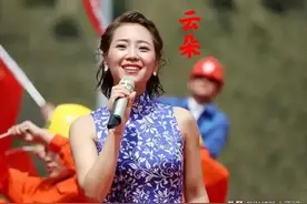 云朵跟随师父刀郎同住6年，同唱《手心里的温柔》！34岁为何未婚图片