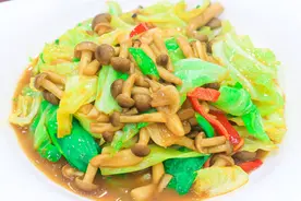 秋天，遇到包菜敞开吃，天然叶酸高！简单一炒比肉香，顿顿都光盘图片