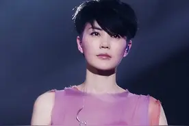 王菲一身尼姑打扮拜佛，是出了名的佛教徒，谢霆锋能接受吗？图片