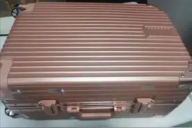 2021年，富商送出百万彩礼后突然失联，女友打开彩礼箱如遭电击图片