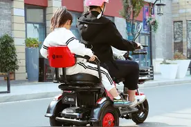 雅迪、爱玛推出的新电动三轮乘用车，安全时速，可载3人，很实用图片