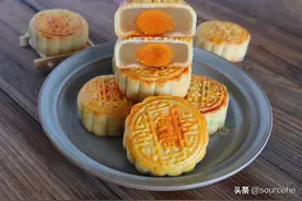 自制广式莲蓉蛋黄月饼，皮薄馅大，蛋黄松沙，比买的还要好吃图片