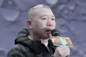 冯小刚回国看电影遭嘲！17岁养女也在场，曾否认移民称送女儿留学图片