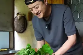 53岁李亚鹏现状：公司狂赚70亿，住乡下小屋吃野菜，娇妻不离不弃图片