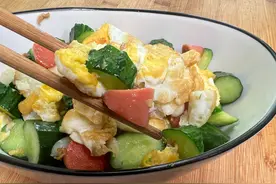 黄瓜炒火腿肠简单做法，加俩鸡蛋一起炒，颜色鲜亮看着直流口水图片