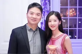 章泽天很无奈：东哥明州女大学生案重启调查，时隔2年仍旧避不开图片