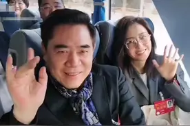 文代会众星合影，陈宝国地位高，濮存昕跷二郎腿，周涛鞠萍同框图片