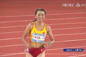 万米夺金！成都大运会田径项目女子10000米决赛，中国选手夏雨雨获得金牌图片
