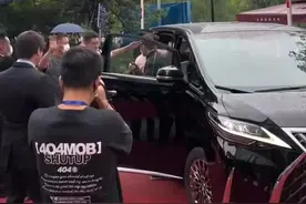成龙乔迁杭州亲自下厨做饭，招待贵宾，没交社保买豪宅引争议图片