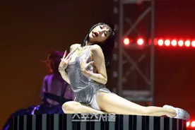 金泫雅着银色吊带热舞美照释出 性感明媚美艳动人图片