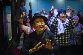 600多老人村中蹦迪：持续一年 83岁大爷在KTV拿扫帚装吉他领舞图片