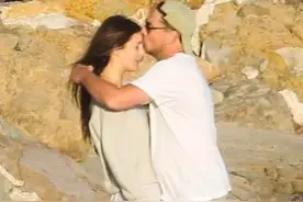 小李子怎么瘦了！海边拥吻24岁女友，他的露丝久违现身，光彩不再图片