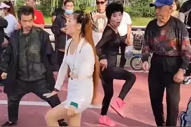 群魔乱舞！一公园大爷大妈跳舞又搂又抱又是打滚，网友：伤风败俗图片