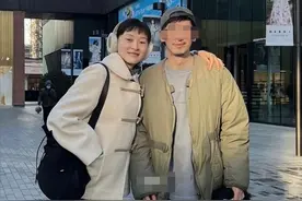 吴越私下状态好不同，大方搂男友人肩膀，素颜翘腿合影笑到弯腰图片