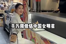 高圆圆路边摊吃面引围观，满嘴油直呼太香了，与路人热聊没架子图片