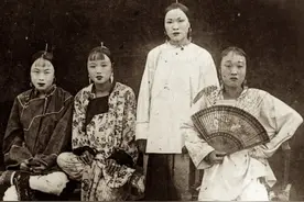 晚清老照片：男青年的大辫子油光闪闪，江洋大盗跪地等待被处决图片
