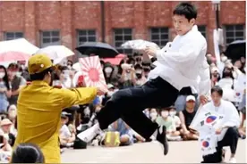 韩国民众举办活动，痛打“日军”飞踹旭日旗，纪念日本投降77周年图片