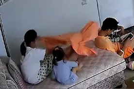 一岁半宝宝从沙发摔下，家人一个动作吓坏网友：可能造成二次伤害图片