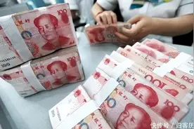 广州一男子在银行存入600万，吃个午饭只剩690元，银行：正常扣款图片