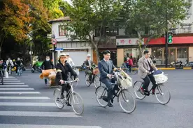 穿着绅装、蹬上复古自行车：一群成年人的cosplay图片