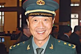少将晋升中将仅11年？徐小岩出生军人世家，却不知父亲是开国元帅图片