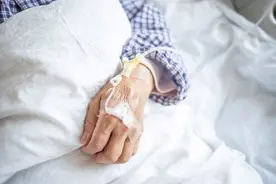 为何中老年人癌症高发？医生提醒：原因主要在3点，退休后要注意图片