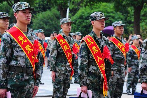 现在总看到大学生当兵，初中生能当兵吗？