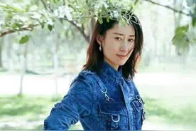 刘敏涛真会扮“嫩”，穿背带裙变身艺术系美女，看起来哪像46岁图片