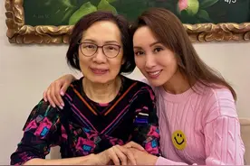 郭可盈回娘家庆祝54岁生日，郭妈妈罕见露脸，年近80岁气质仍优雅图片