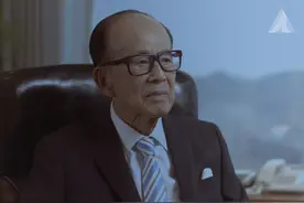 95岁李嘉诚退休后罕受访，说话语速缓慢显消瘦，怀念故友眼泛泪光图片