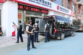 银行的钱为何不能过夜，而要每天来回押运现金？存的钱送去哪了？图片