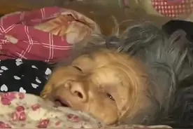 89岁老人被关小黑屋与鸡鸭同吃住，儿女都不管，前儿媳却心疼大哭图片