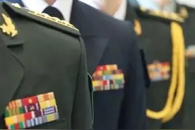 我军首次配发23式军人勋表图片