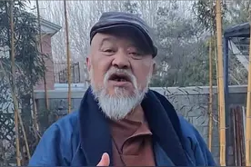 老演员李琦在北京摆摊卖烤串，50元一串忙前忙后，胡子拉碴很神气图片